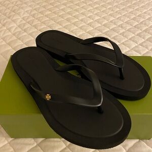 NIB Tory Burch size 9 flip flops